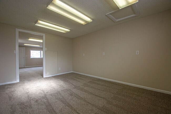 Building Photo - Super Cool and Unique 4 Bedroom / 1 Bath Home in Bellevue near Offut!