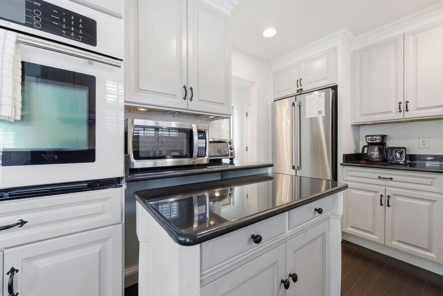 Building Photo - 36 Weeden St