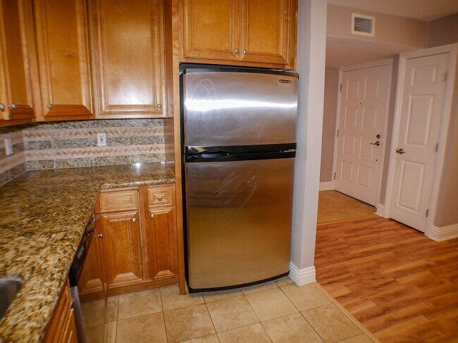 Building Photo - 2BD/2BA Dual Master Condo of secured building in highly sought after Boutique Bella Capri building.