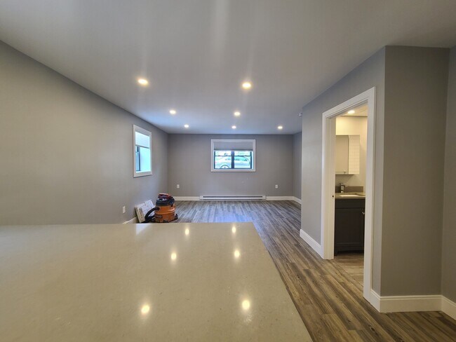 Building Photo - 15 Carson St