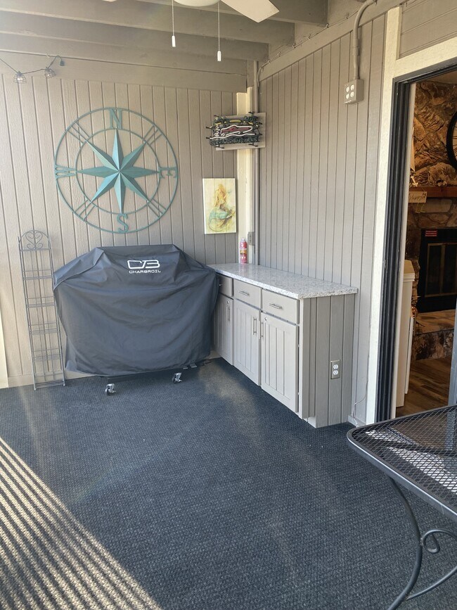 Building Photo - 611 Lazy Days Rd