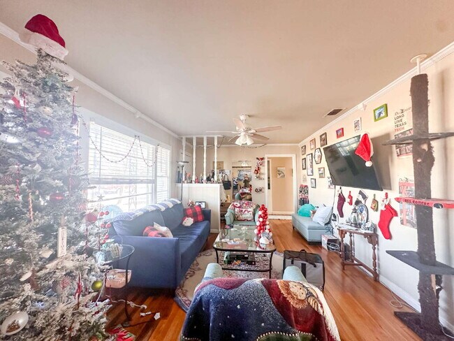 Building Photo - Charming 2-bedroom, 1-bath Home in a Central Location!