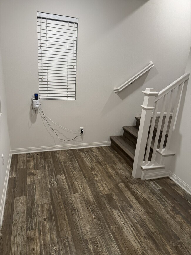 Building Photo - 14121 W Oak Ln