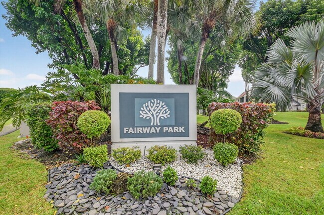 Building Photo - 5560 Fairway Park Dr