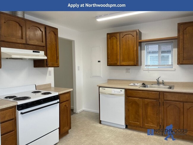 Building Photo - Recently Renovated 2 Bedroom 1 Bathroom Upstairs Apartment
