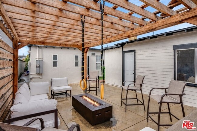 Building Photo - 5514 Woodman Ave