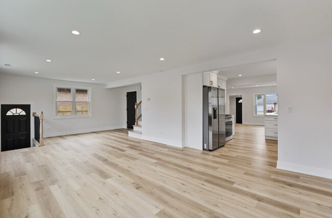 Building Photo - 9705 Oak Park Ave