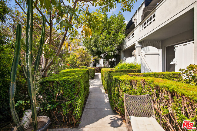 Building Photo - 1323 N Olive Dr