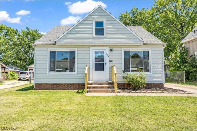 Primary Photo - 923 E 218th St