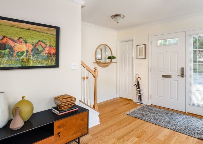 Building Photo - Incredible Deal - 2Bed, 1 Bath South Brookline Townhouse