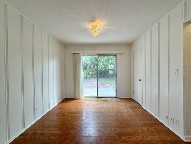 Building Photo - 1502 W Country Club Dr