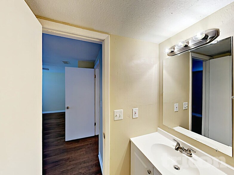 Building Photo - 8213 Greenleaf Cir