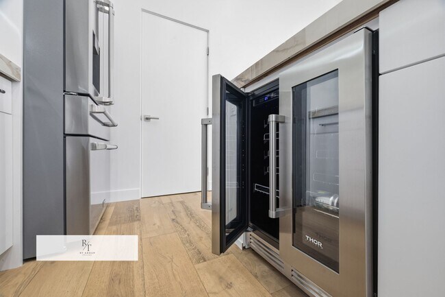 Building Photo - Luxury Modern Living with Stunning LA Skyline Views