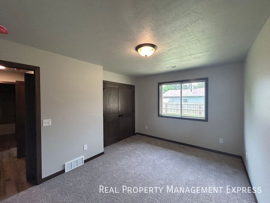 Building Photo - 3 Bedroom 2 Bathroom Home for Rent