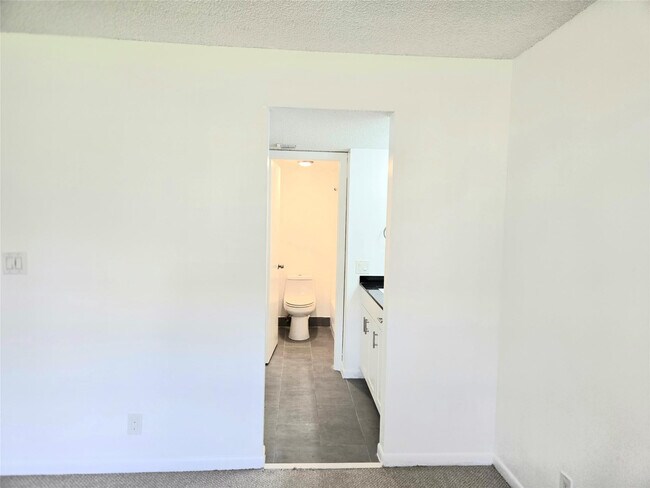 Building Photo - 1100 NW 87th Ave