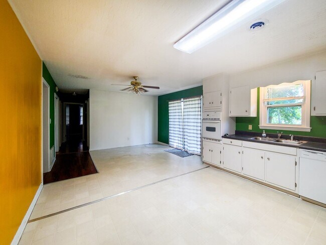 Building Photo - Rent Ready! National Hills Ranch Move in R...