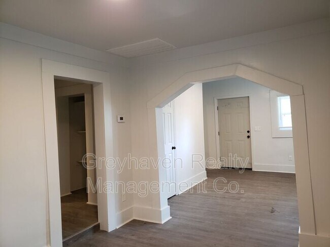 Building Photo - 924 W 37th St