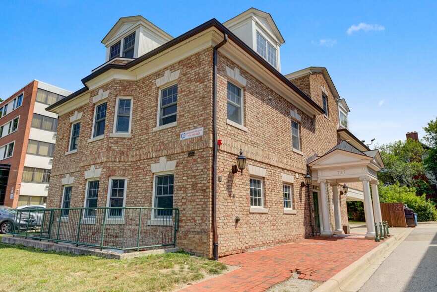 Building Photo - 727 South Forest Avenue