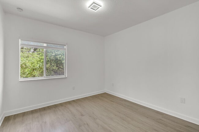 Building Photo - 1300 NE 109th St