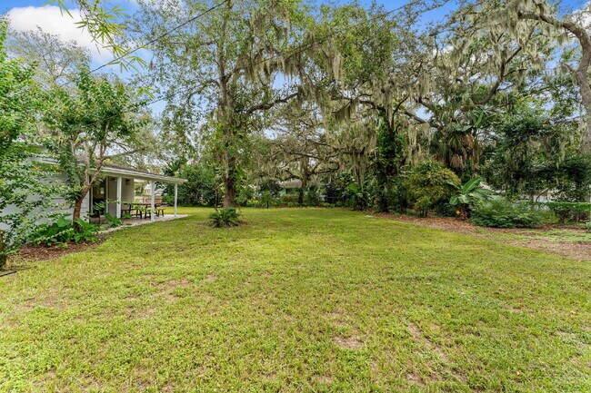 Building Photo - Charming 4-Bed with 2 Full Baths and Large...