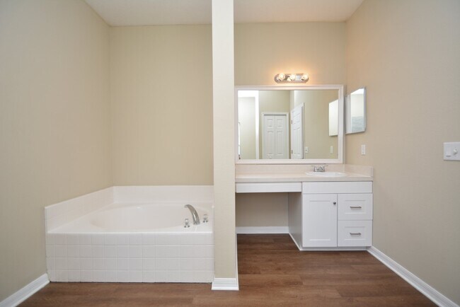 Building Photo - Pool Home with 4 bed, 2 bath located in Se...
