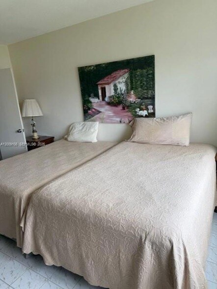 Building Photo - 450 Golden Isles Dr