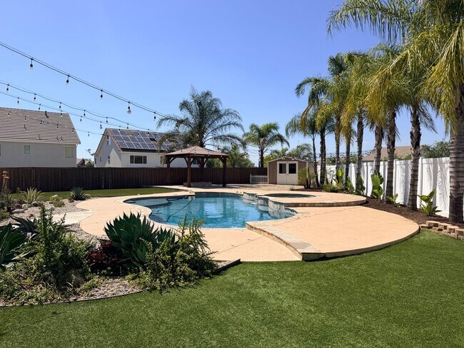 Building Photo - Stunning Orange Crest Pool Home