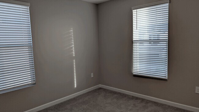 Building Photo - 4854 E Shady Glen Ave