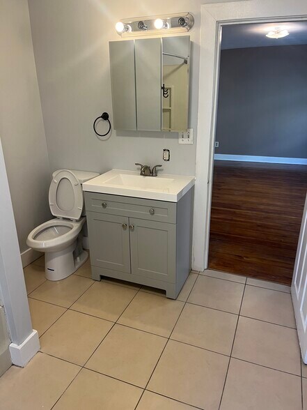 Full Bath - 109 Filmore St