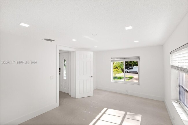 Building Photo - 6605 SW 61st St