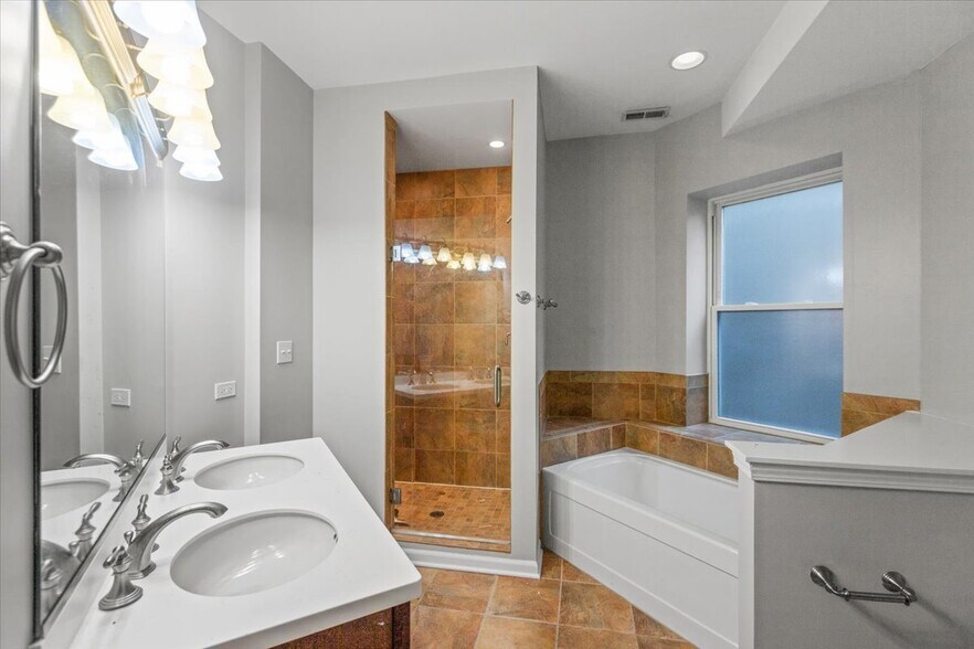 Building Photo - 7717 N Marshfield Ave