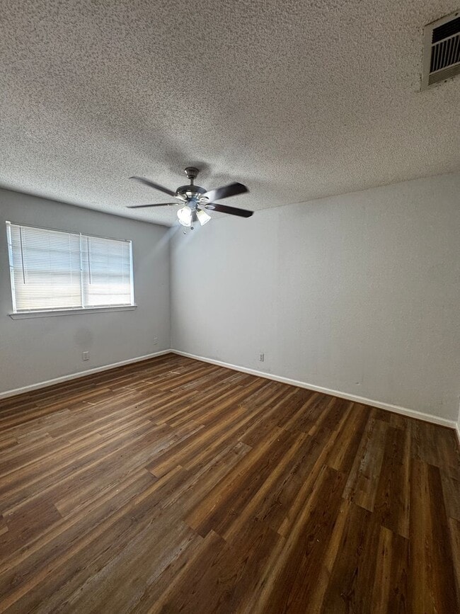 Building Photo - Adorable front  duplex 2bedroom 2bathroom CH/A