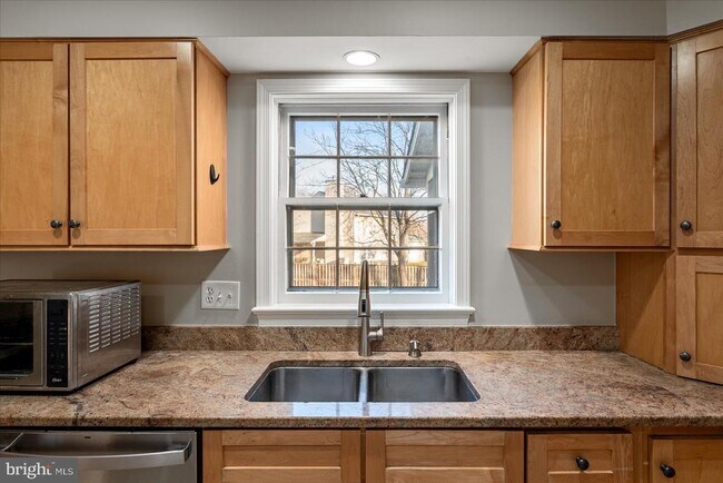 Building Photo - 641 W Country Club Dr