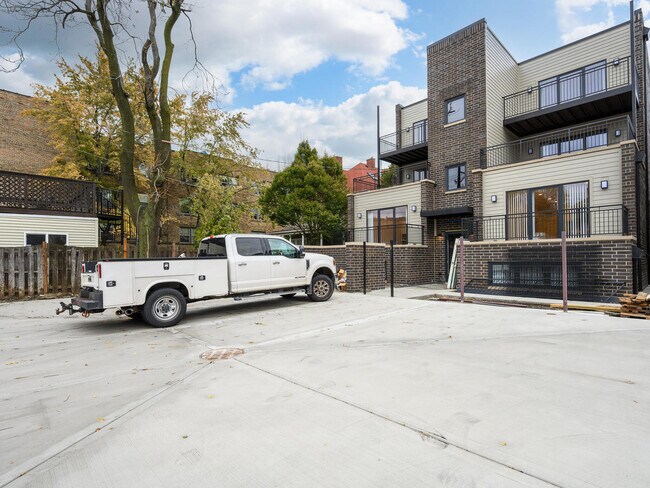 Building Photo - 4242 N Kedvale Ave