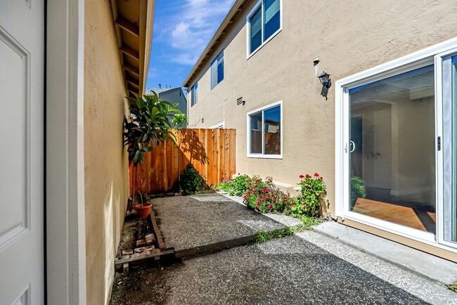 Building Photo - BEAUTIFUL REMODELED TWO STORY TOWNHOME IN ...