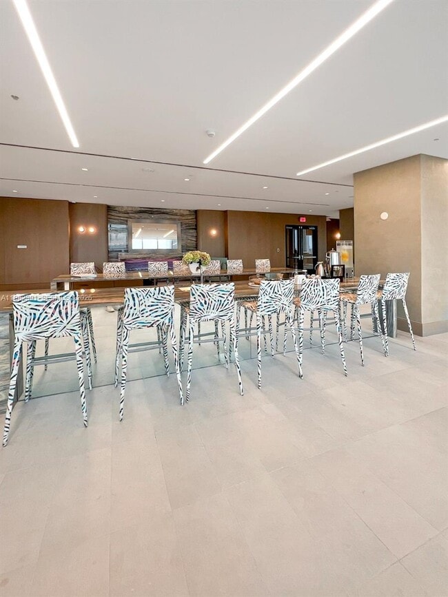 Building Photo - 700 NE 26th Terrace