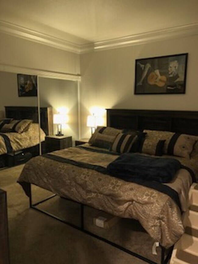 Building Photo - Meridian Unique 1 Bd / 1 Ba  Furnished Luxury Condo.