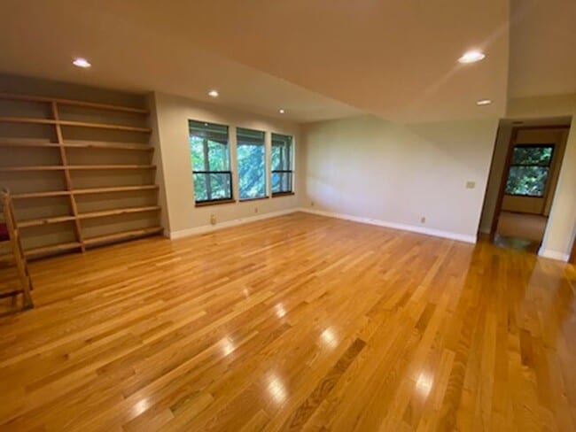 Building Photo - Mercer Island modern house W/a finished MIL APT  For Rent