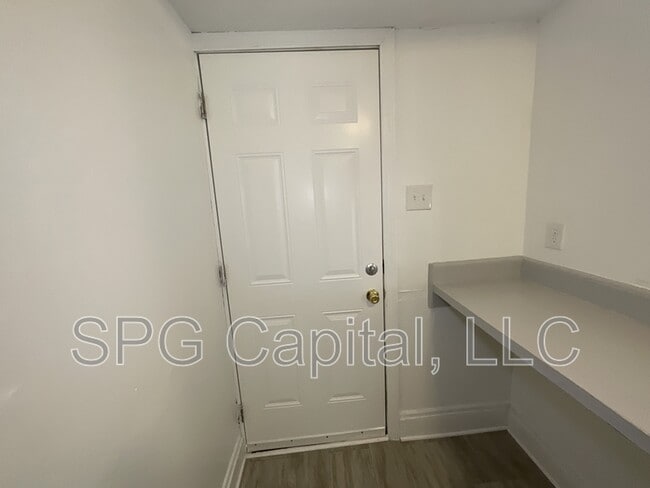 Building Photo - 928 W Princess St