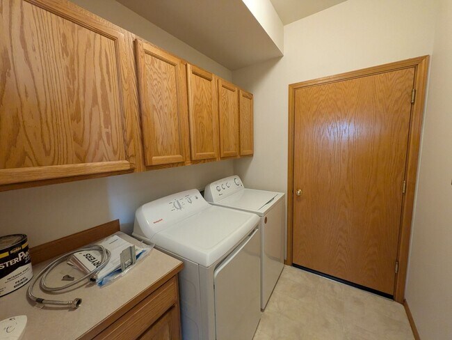 Building Photo - 2 Bedroom, 2 Bathroom Townhome off of Alabama St