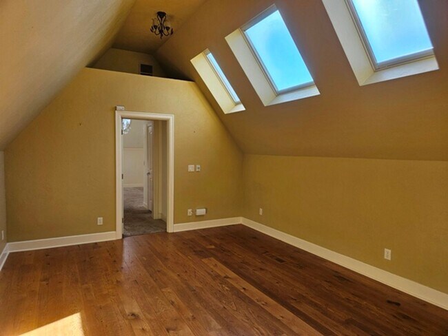 Building Photo - 4Bd/5Ba Multi Story Home - For viewing by ...