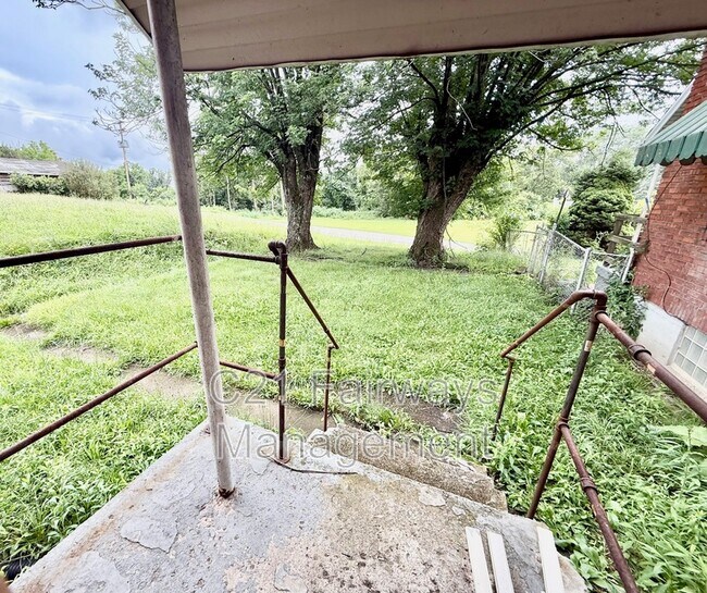 Building Photo - 877 Vankirk St