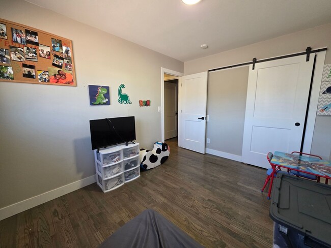 Building Photo - 5 Bed 2 bath Home near Fort Carson!!