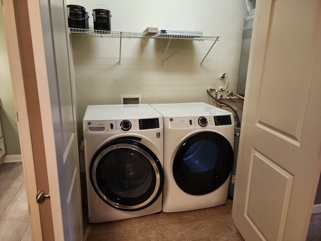 Building Photo - 7104 W Friendly Ave