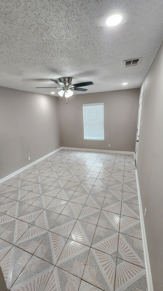 Building Photo - 606 Crocket St