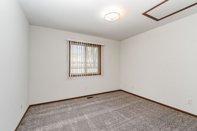 Building Photo - 2407 Morning Dawn Dr