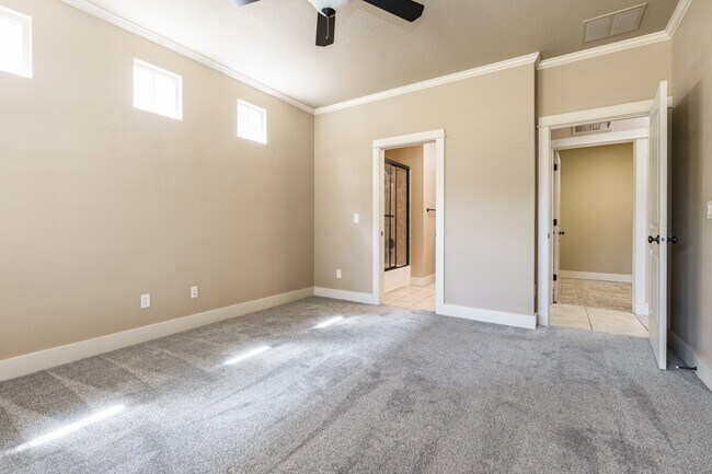 Building Photo - 994 E Winding Creek Dr