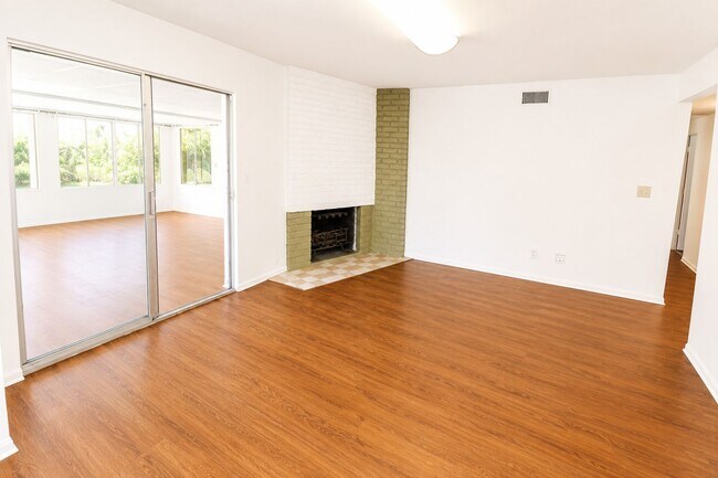 Building Photo - Large 6 Bedroom - Huge Yard - Students Welcome