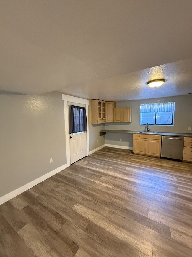 Building Photo - Gorgeous Basement Apartment in Moroni