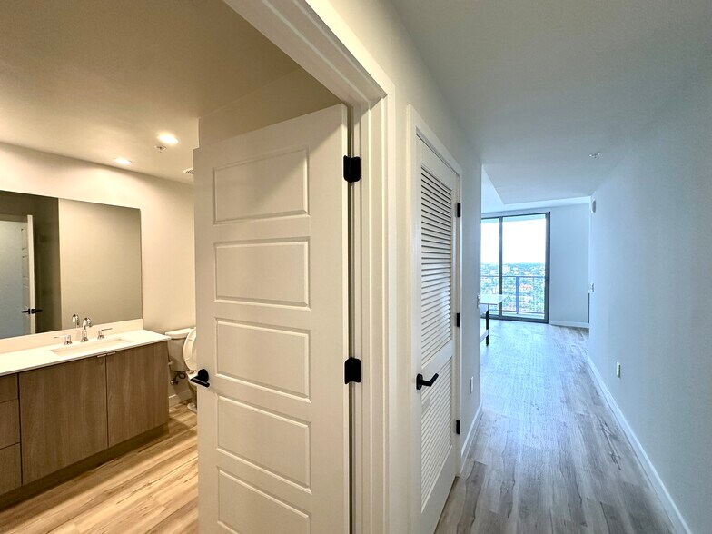 Building Photo - 525 SW 4th Ave